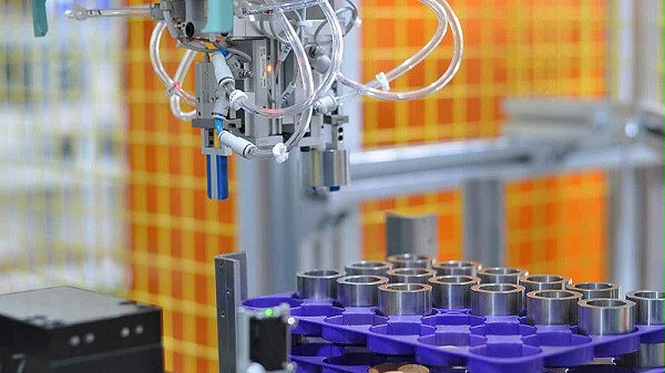 亿莱瑞德的活塞全自动测量机进行工件测量